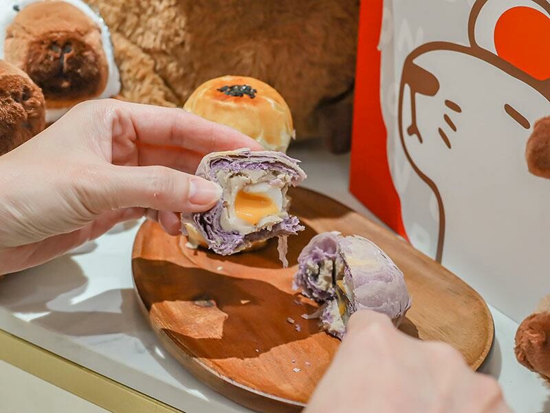 中秋快閃!新竹水豚麥胖新推出「奢華黑松露蛋黃酥、金紙千層吐司」送禮必備禮盒推薦。