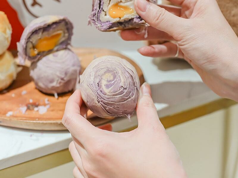 中秋快閃!新竹水豚麥胖新推出「奢華黑松露蛋黃酥、金紙千層吐司」送禮必備禮盒推薦。