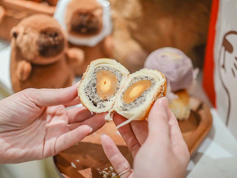 中秋快閃!新竹水豚麥胖新推出「奢華黑松露蛋黃酥、金紙千層吐司」送禮必備禮盒推薦。