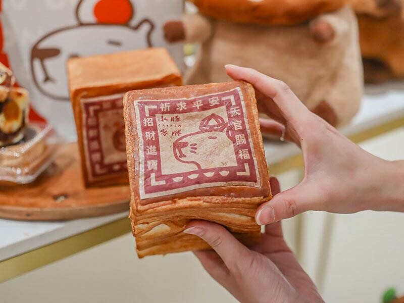 中秋快閃!新竹水豚麥胖新推出「奢華黑松露蛋黃酥、金紙千層吐司」送禮必備禮盒推薦。