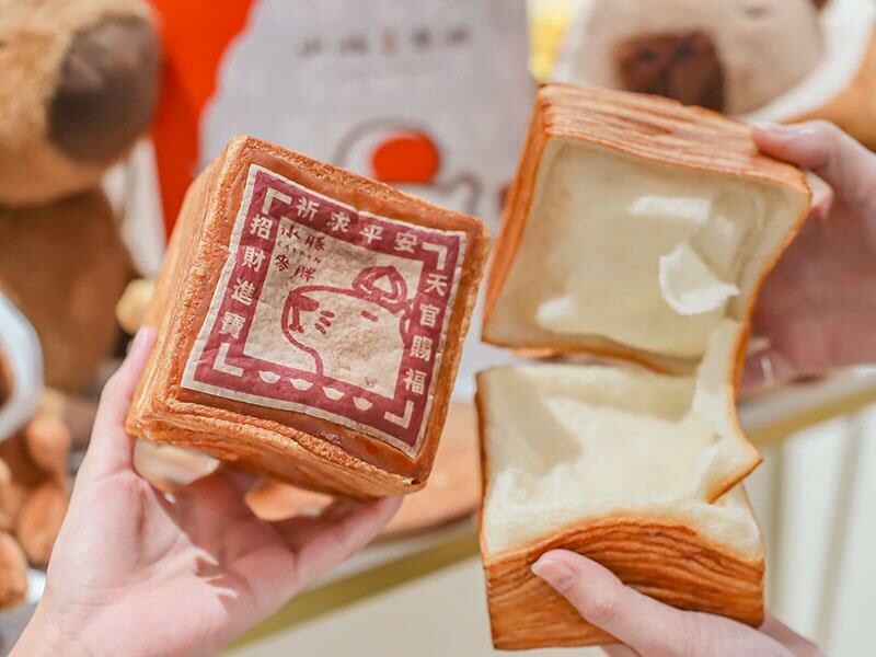 中秋快閃!新竹水豚麥胖新推出「奢華黑松露蛋黃酥、金紙千層吐司」送禮必備禮盒推薦。