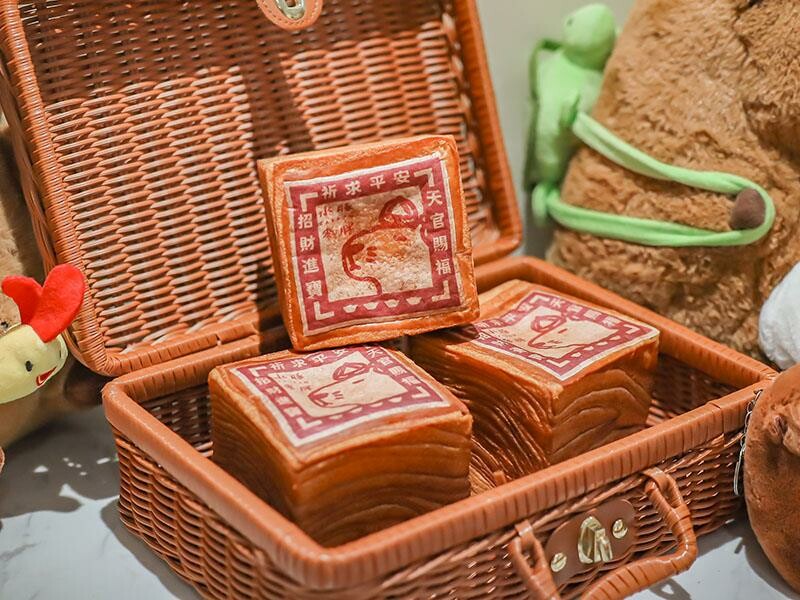 中秋快閃!新竹水豚麥胖新推出「奢華黑松露蛋黃酥、金紙千層吐司」送禮必備禮盒推薦。