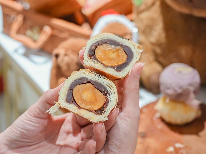 中秋快閃!新竹水豚麥胖新推出「奢華黑松露蛋黃酥、金紙千層吐司」送禮必備禮盒推薦。