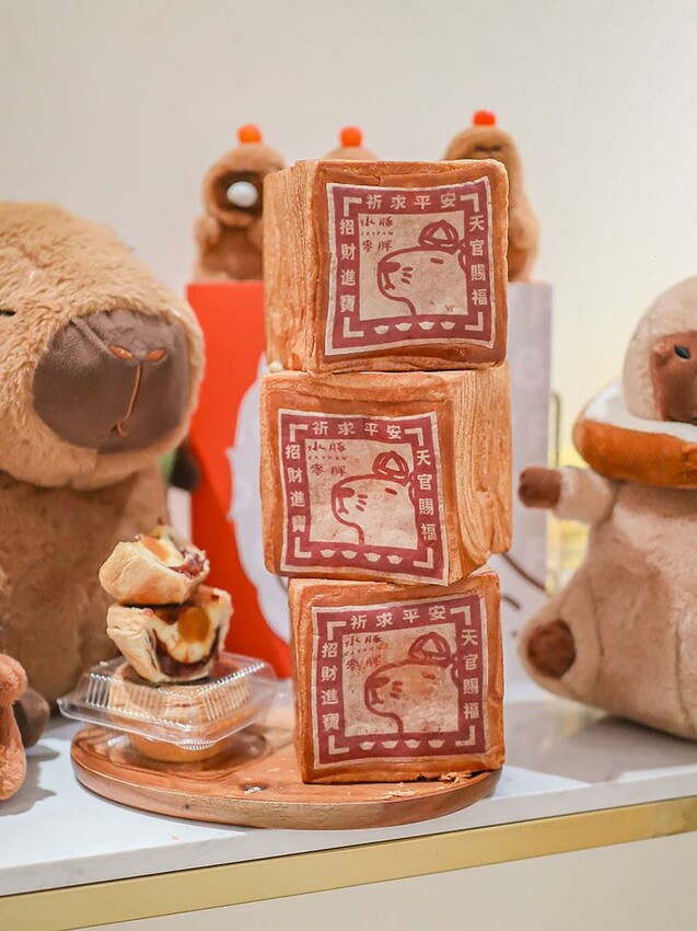 中秋快閃!新竹水豚麥胖新推出「奢華黑松露蛋黃酥、金紙千層吐司」送禮必備禮盒推薦。