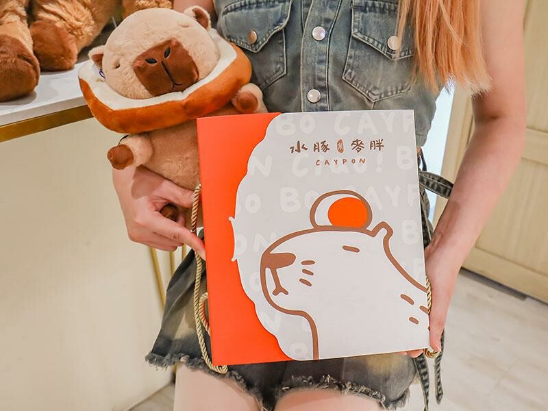 中秋快閃!新竹水豚麥胖新推出「奢華黑松露蛋黃酥、金紙千層吐司」送禮必備禮盒推薦。