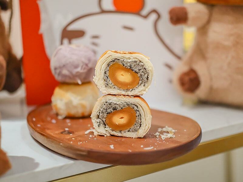 中秋快閃!新竹水豚麥胖新推出「奢華黑松露蛋黃酥、金紙千層吐司」送禮必備禮盒推薦。