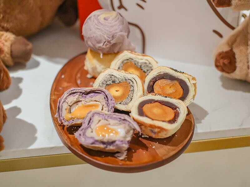 中秋快閃!新竹水豚麥胖新推出「奢華黑松露蛋黃酥、金紙千層吐司」送禮必備禮盒推薦。