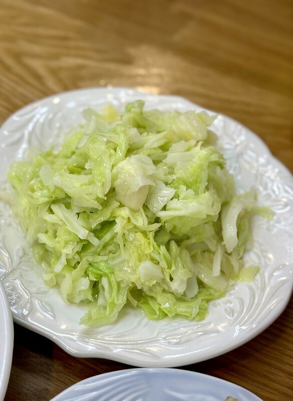 苗栗縣南庄鄉苗栗旅遊｜探索南庄美食，朋友力薦的「東棧水餃館」餃子、招牌菜樣樣都美味。（南庄老街必吃）