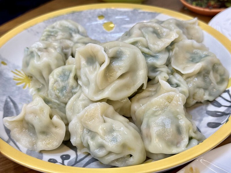 苗栗縣南庄鄉苗栗旅遊｜探索南庄美食，朋友力薦的「東棧水餃館」餃子、招牌菜樣樣都美味。（南庄老街必吃）