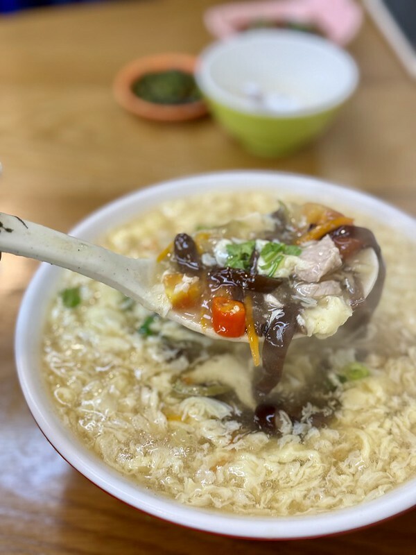 苗栗縣南庄鄉苗栗旅遊｜探索南庄美食，朋友力薦的「東棧水餃館」餃子、招牌菜樣樣都美味。（南庄老街必吃）