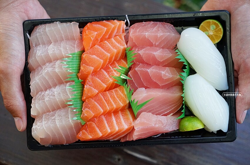厚切生魚片超銷魂!!在地饕客狂推,真材實料高CP值,壽司、手捲、湯品任你選,家庭、公司行號外帶聚餐美食