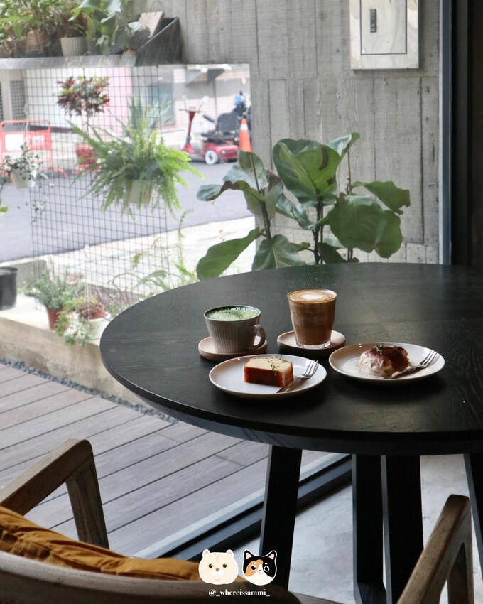 台中西區咖啡廳|Folk Gathering.沉穩清水模建築配上甜點與咖啡,感受靜謐美好的午後