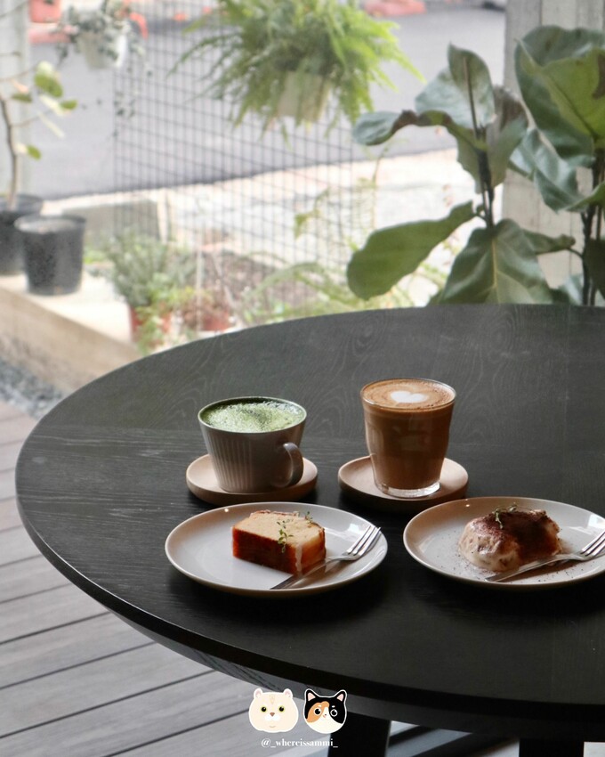 台中西區咖啡廳|Folk Gathering.沉穩清水模建築配上甜點與咖啡,感受靜謐美好的午後