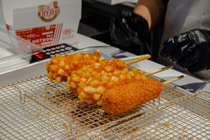 明朗時代米熱狗MyungRang X魔王 正宗韓國炸熱狗插旗台北 一定要沾砂糖才好吃