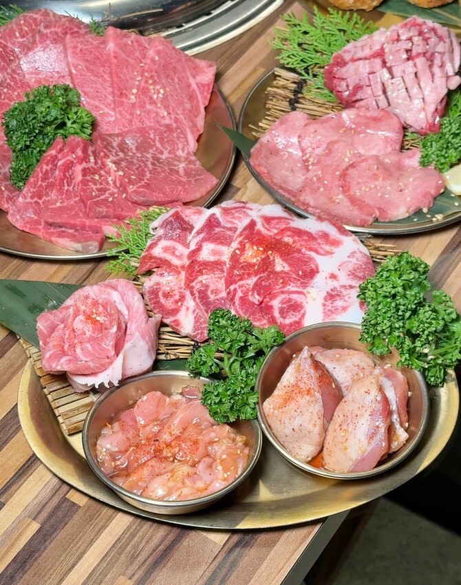 新竹最強燒肉品牌「阿叔燒肉竹北店」,主打火烤兩吃單點式、套餐式日式燒肉,提供頂級肉品及生猛海鮮,還有專人桌邊代烤!生日慶生、商務聚餐來這準沒錯~ - 阿華田的美食日記