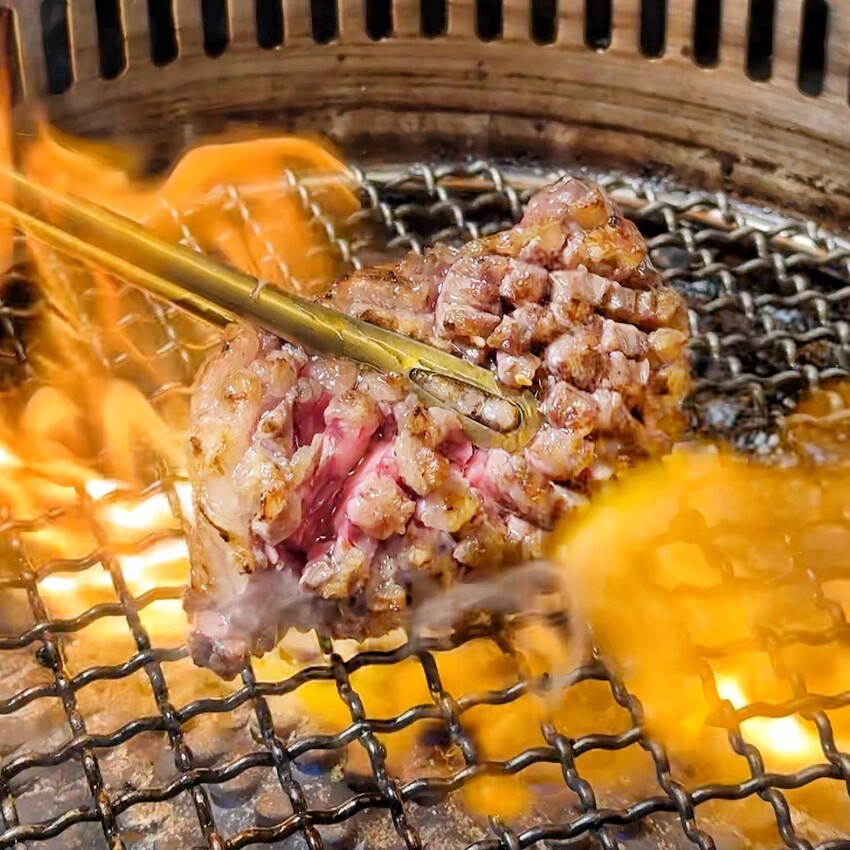 新竹最強燒肉品牌「阿叔燒肉竹北店」,主打火烤兩吃單點式、套餐式日式燒肉,提供頂級肉品及生猛海鮮,還有專人桌邊代烤!生日慶生、商務聚餐來這準沒錯~ - 阿華田的美食日記