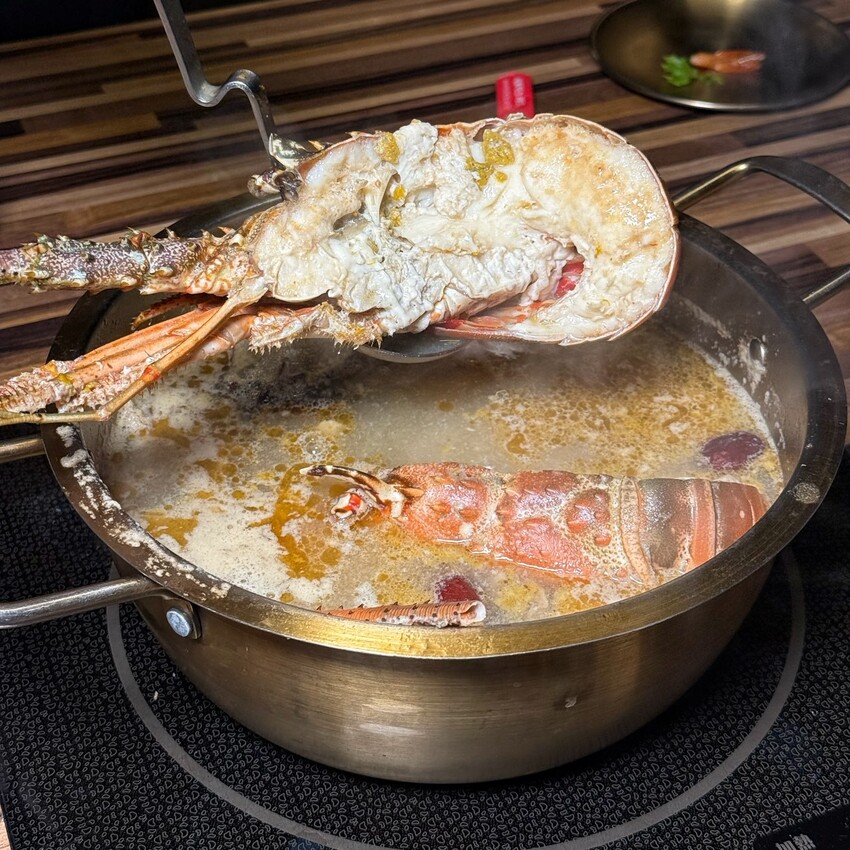 新竹最強燒肉品牌「阿叔燒肉竹北店」,主打火烤兩吃單點式、套餐式日式燒肉,提供頂級肉品及生猛海鮮,還有專人桌邊代烤!生日慶生、商務聚餐來這準沒錯~ - 阿華田的美食日記