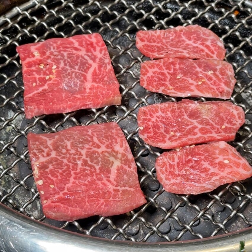 新竹最強燒肉品牌「阿叔燒肉竹北店」,主打火烤兩吃單點式、套餐式日式燒肉,提供頂級肉品及生猛海鮮,還有專人桌邊代烤!生日慶生、商務聚餐來這準沒錯~ - 阿華田的美食日記