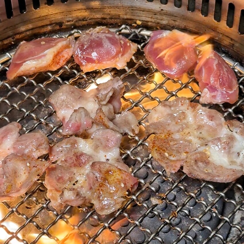 新竹最強燒肉品牌「阿叔燒肉竹北店」,主打火烤兩吃單點式、套餐式日式燒肉,提供頂級肉品及生猛海鮮,還有專人桌邊代烤!生日慶生、商務聚餐來這準沒錯~ - 阿華田的美食日記