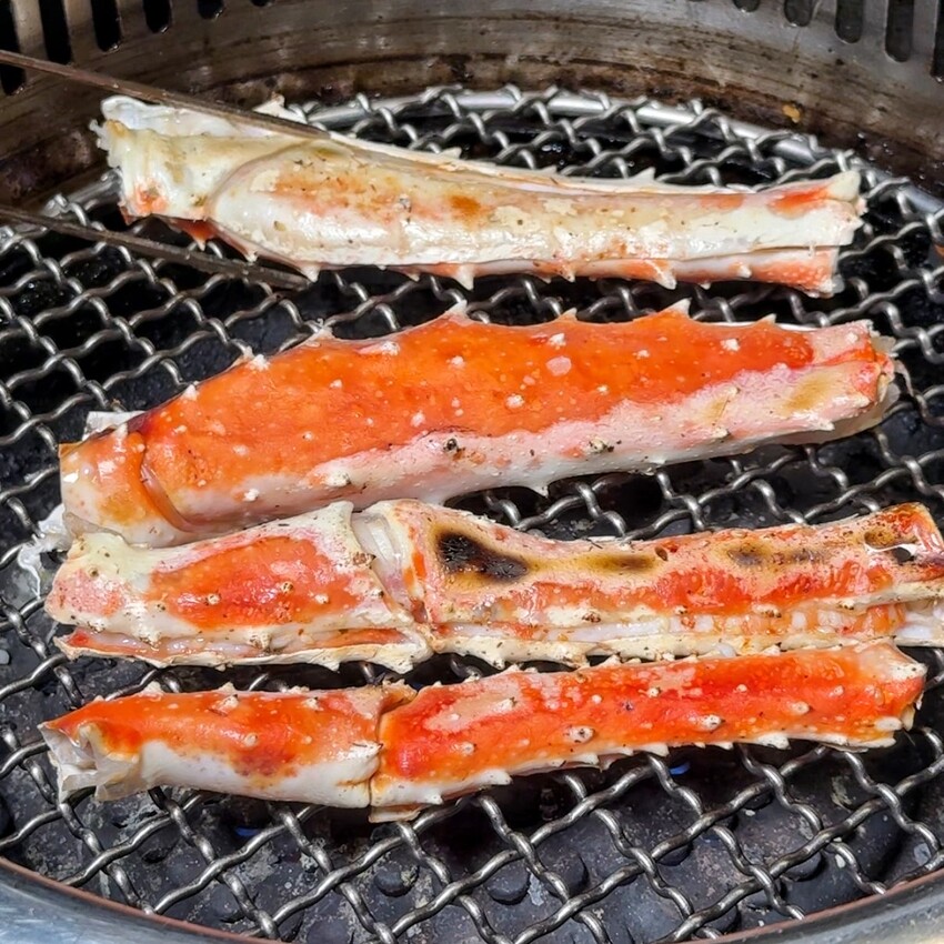 新竹最強燒肉品牌「阿叔燒肉竹北店」,主打火烤兩吃單點式、套餐式日式燒肉,提供頂級肉品及生猛海鮮,還有專人桌邊代烤!生日慶生、商務聚餐來這準沒錯~ - 阿華田的美食日記