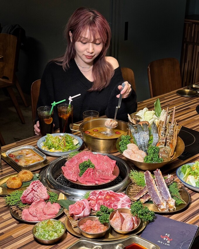 新竹最強燒肉品牌「阿叔燒肉竹北店」,主打火烤兩吃單點式、套餐式日式燒肉,提供頂級肉品及生猛海鮮,還有專人桌邊代烤!生日慶生、商務聚餐來這準沒錯~ - 阿華田的美食日記