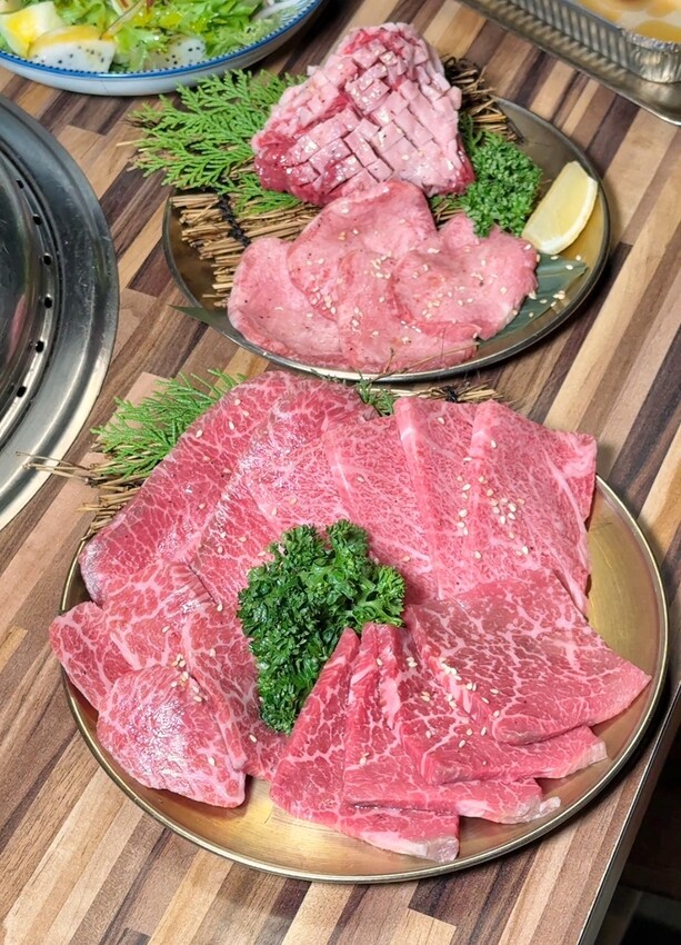 新竹最強燒肉品牌「阿叔燒肉竹北店」,主打火烤兩吃單點式、套餐式日式燒肉,提供頂級肉品及生猛海鮮,還有專人桌邊代烤!生日慶生、商務聚餐來這準沒錯~ - 阿華田的美食日記