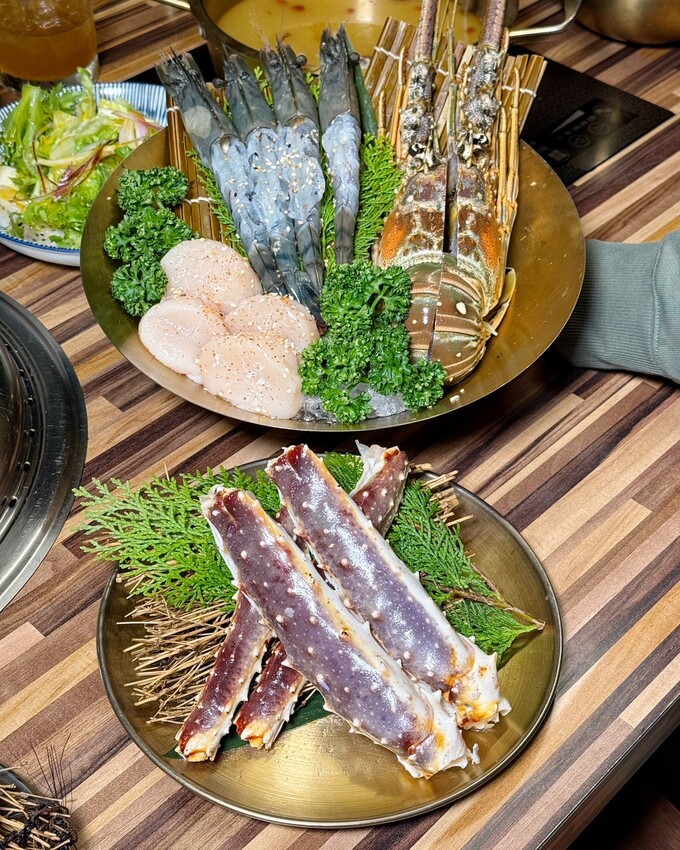 新竹最強燒肉品牌「阿叔燒肉竹北店」,主打火烤兩吃單點式、套餐式日式燒肉,提供頂級肉品及生猛海鮮,還有專人桌邊代烤!生日慶生、商務聚餐來這準沒錯~ - 阿華田的美食日記