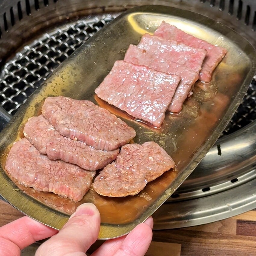 新竹最強燒肉品牌「阿叔燒肉竹北店」,主打火烤兩吃單點式、套餐式日式燒肉,提供頂級肉品及生猛海鮮,還有專人桌邊代烤!生日慶生、商務聚餐來這準沒錯~ - 阿華田的美食日記