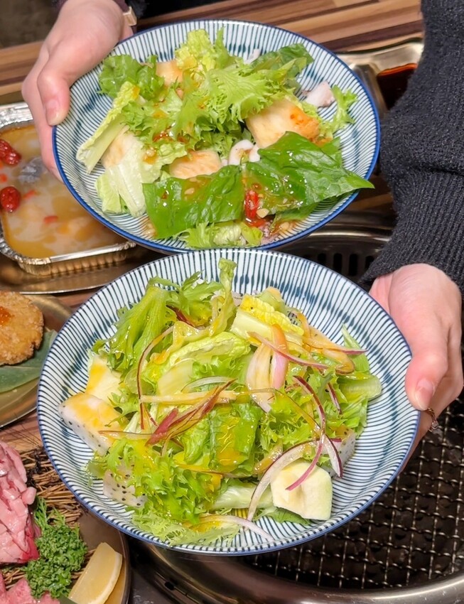 新竹最強燒肉品牌「阿叔燒肉竹北店」,主打火烤兩吃單點式、套餐式日式燒肉,提供頂級肉品及生猛海鮮,還有專人桌邊代烤!生日慶生、商務聚餐來這準沒錯~ - 阿華田的美食日記