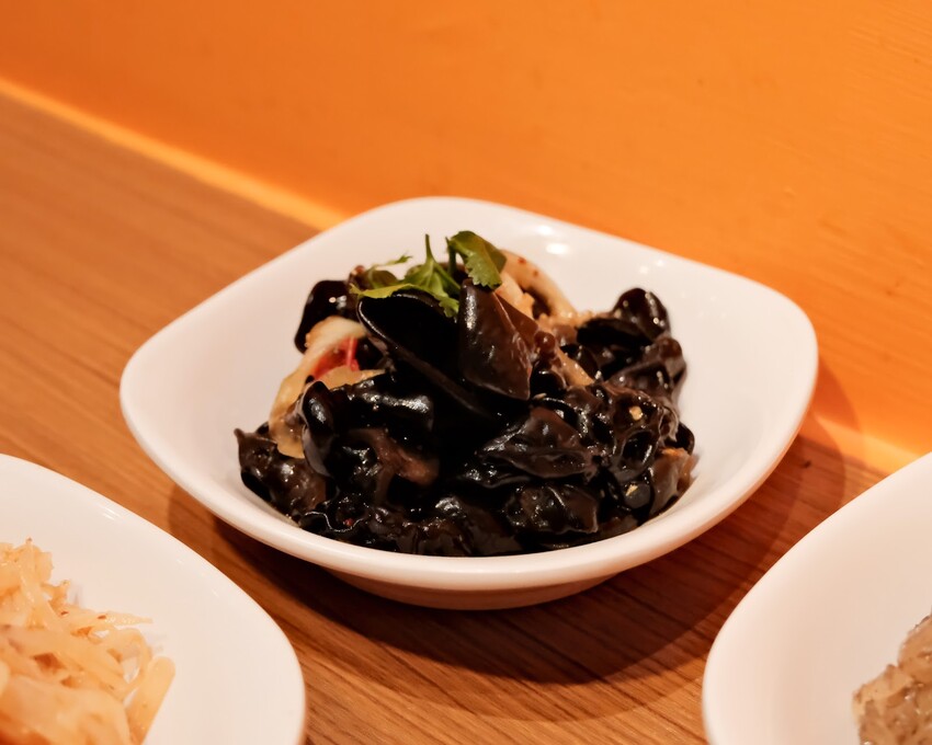 【松山酸菜魚推薦】成都滿庭芳川式料理～一個人也能吃道地川菜料理，只要180元起？！酸菜魚、超人氣椒麻雞排、招牌水煮牛肉～台北小巨蛋平價美食