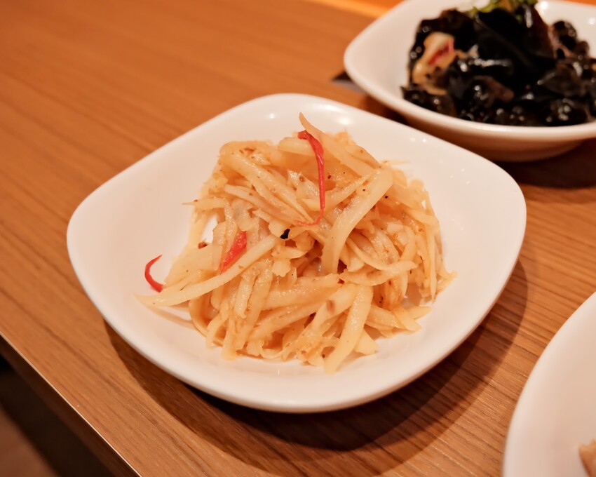 【松山酸菜魚推薦】成都滿庭芳川式料理～一個人也能吃道地川菜料理，只要180元起？！酸菜魚、超人氣椒麻雞排、招牌水煮牛肉～台北小巨蛋平價美食