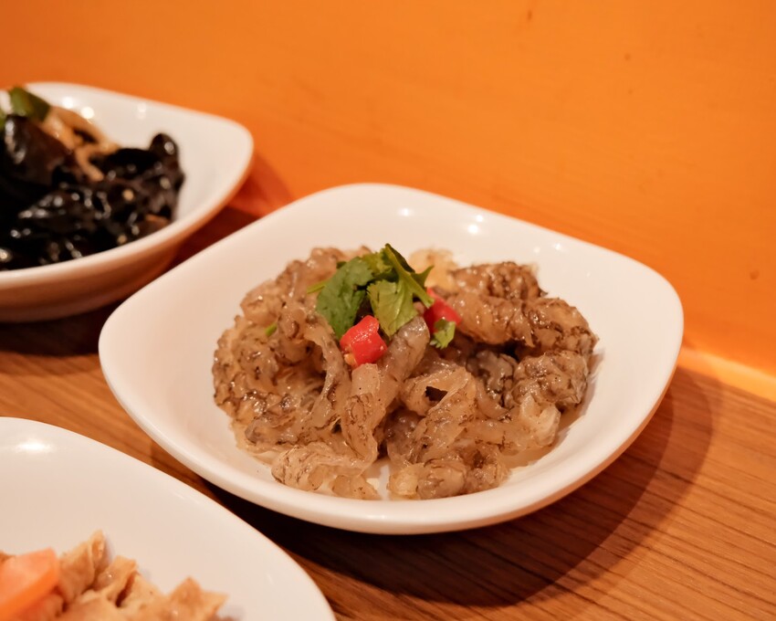 【松山酸菜魚推薦】成都滿庭芳川式料理～一個人也能吃道地川菜料理，只要180元起？！酸菜魚、超人氣椒麻雞排、招牌水煮牛肉～台北小巨蛋平價美食