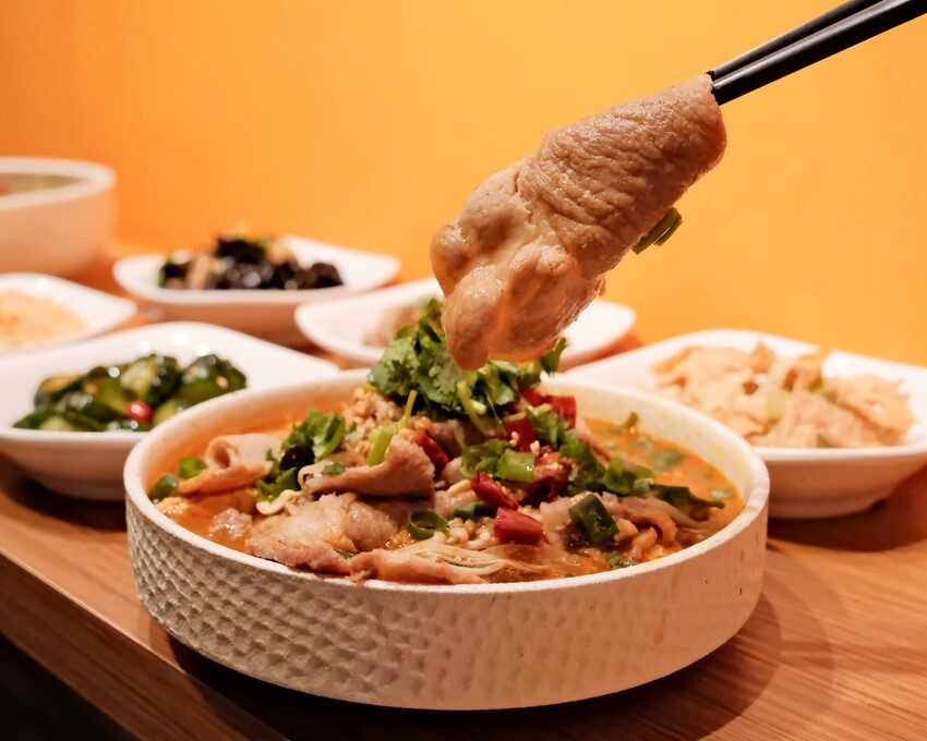 【松山酸菜魚推薦】成都滿庭芳川式料理～一個人也能吃道地川菜料理，只要180元起？！酸菜魚、超人氣椒麻雞排、招牌水煮牛肉～台北小巨蛋平價美食