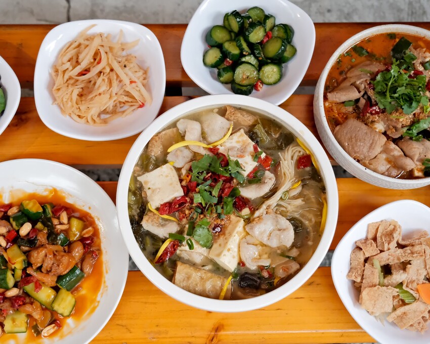 【松山酸菜魚推薦】成都滿庭芳川式料理～一個人也能吃道地川菜料理，只要180元起？！酸菜魚、超人氣椒麻雞排、招牌水煮牛肉～台北小巨蛋平價美食