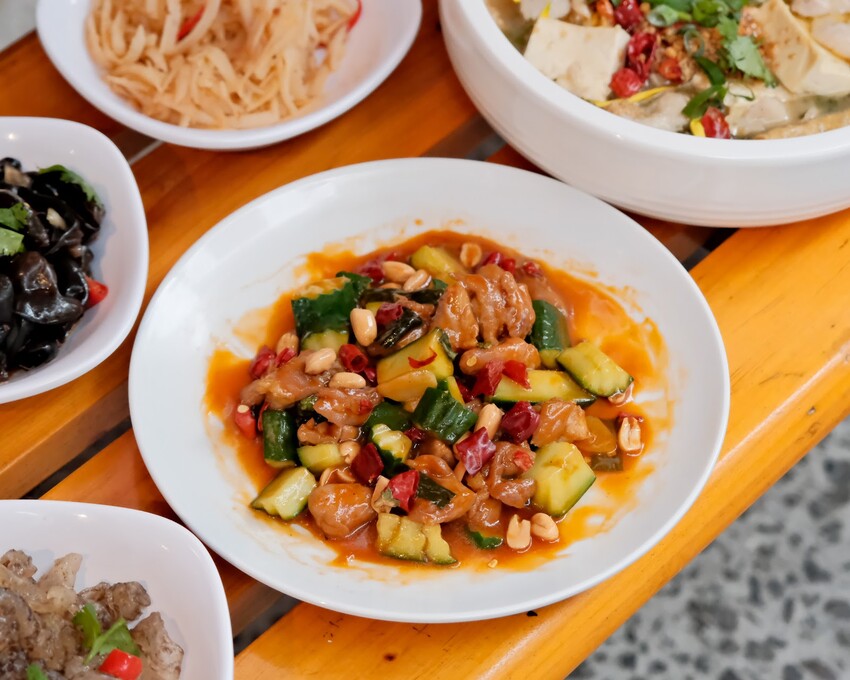 【松山酸菜魚推薦】成都滿庭芳川式料理～一個人也能吃道地川菜料理，只要180元起？！酸菜魚、超人氣椒麻雞排、招牌水煮牛肉～台北小巨蛋平價美食