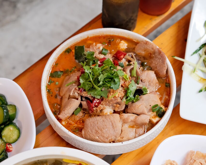 【松山酸菜魚推薦】成都滿庭芳川式料理～一個人也能吃道地川菜料理，只要180元起？！酸菜魚、超人氣椒麻雞排、招牌水煮牛肉～台北小巨蛋平價美食