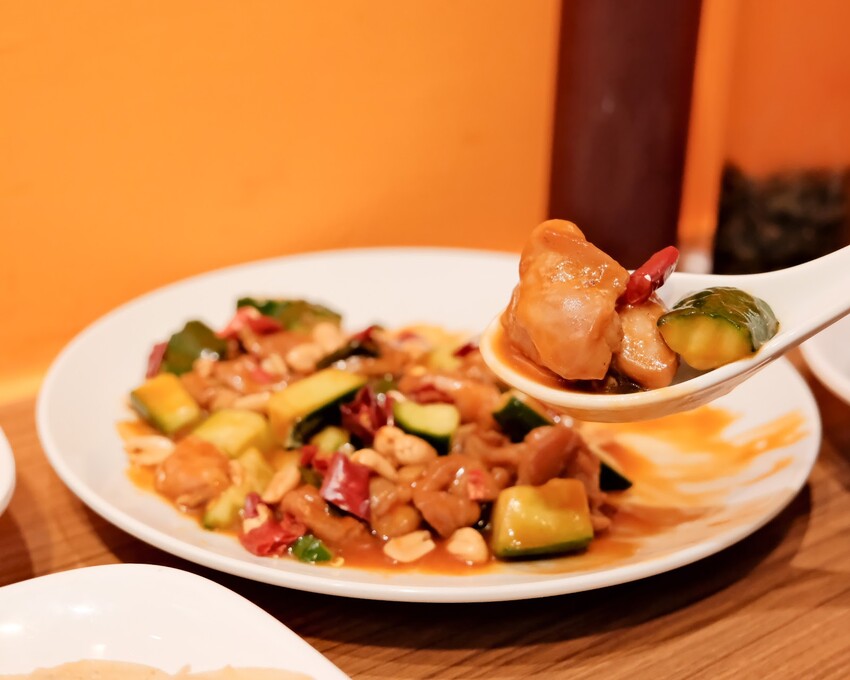 【松山酸菜魚推薦】成都滿庭芳川式料理～一個人也能吃道地川菜料理，只要180元起？！酸菜魚、超人氣椒麻雞排、招牌水煮牛肉～台北小巨蛋平價美食