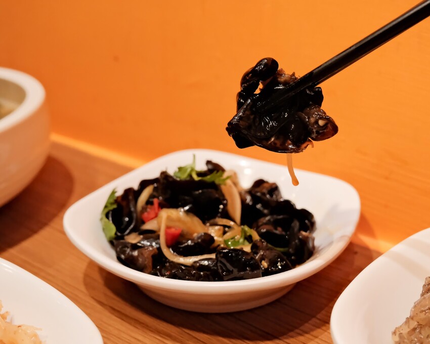 【松山酸菜魚推薦】成都滿庭芳川式料理～一個人也能吃道地川菜料理，只要180元起？！酸菜魚、超人氣椒麻雞排、招牌水煮牛肉～台北小巨蛋平價美食