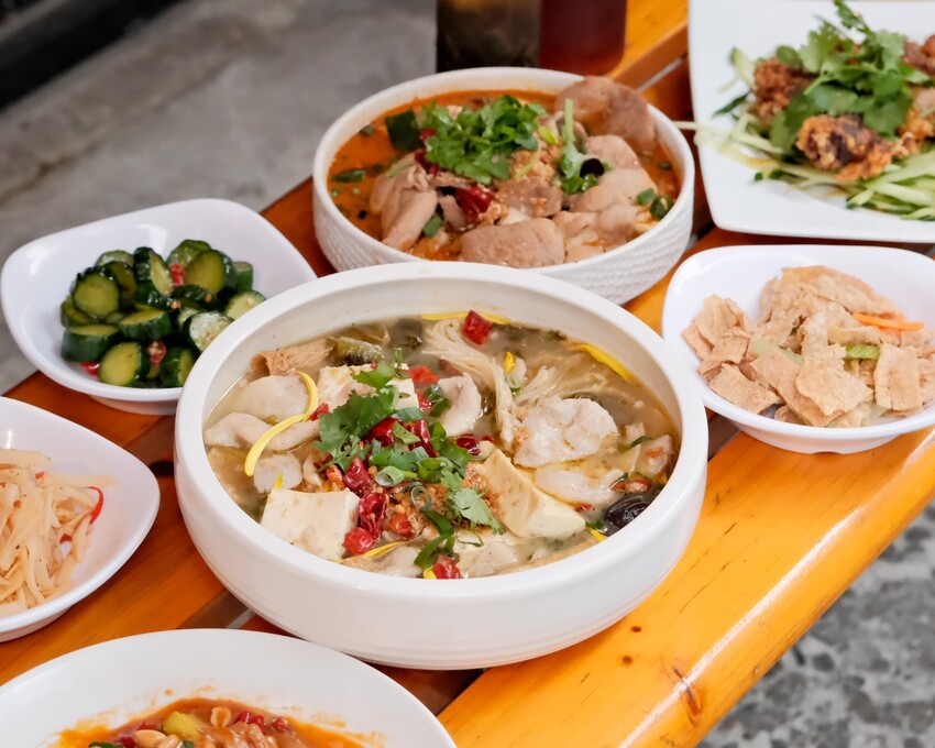 【松山酸菜魚推薦】成都滿庭芳川式料理～一個人也能吃道地川菜料理，只要180元起？！酸菜魚、超人氣椒麻雞排、招牌水煮牛肉～台北小巨蛋平價美食