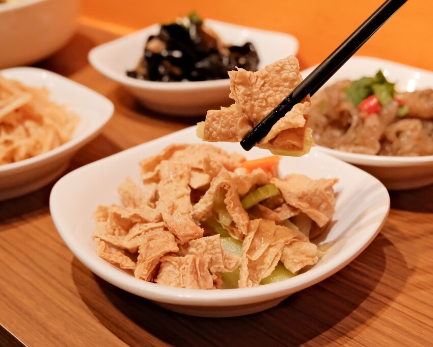 【松山酸菜魚推薦】成都滿庭芳川式料理～一個人也能吃道地川菜料理，只要180元起？！酸菜魚、超人氣椒麻雞排、招牌水煮牛肉～台北小巨蛋平價美食