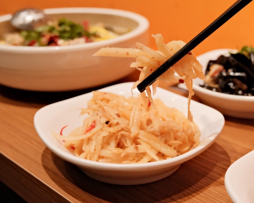 【松山酸菜魚推薦】成都滿庭芳川式料理～一個人也能吃道地川菜料理，只要180元起？！酸菜魚、超人氣椒麻雞排、招牌水煮牛肉～台北小巨蛋平價美食