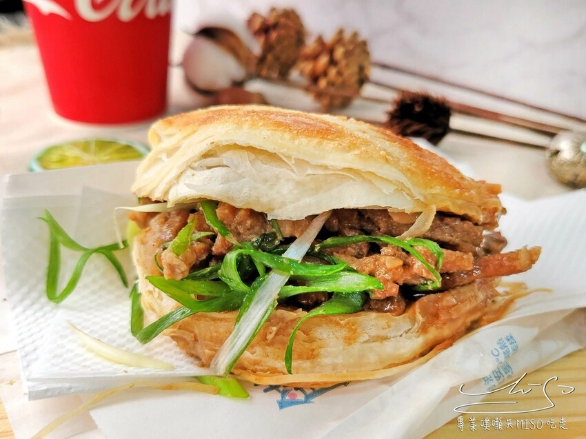 【大安捷運美食】饃饃噠心動肉夾饃-大安信義店 ➤ 大安站散步小吃,肉絲鮮嫩多汁搭配著濃郁醬汁,散發著誘人