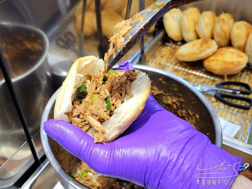 【大安捷運美食】饃饃噠心動肉夾饃-大安信義店 ➤ 大安站散步小吃,肉絲鮮嫩多汁搭配著濃郁醬汁,散發著誘人