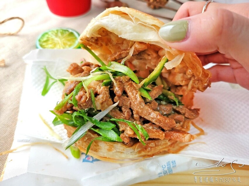 【大安捷運美食】饃饃噠心動肉夾饃-大安信義店 ➤ 大安站散步小吃,肉絲鮮嫩多汁搭配著濃郁醬汁,散發著誘人