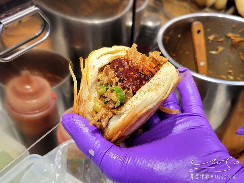 【大安捷運美食】饃饃噠心動肉夾饃-大安信義店 ➤ 大安站散步小吃,肉絲鮮嫩多汁搭配著濃郁醬汁,散發著誘人