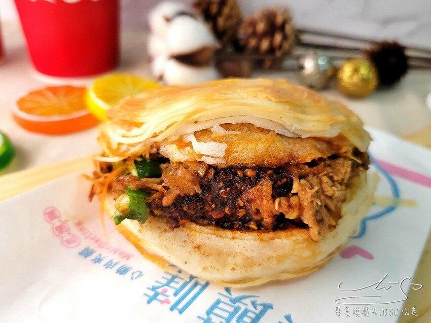 【大安捷運美食】饃饃噠心動肉夾饃-大安信義店 ➤ 大安站散步小吃,肉絲鮮嫩多汁搭配著濃郁醬汁,散發著誘人