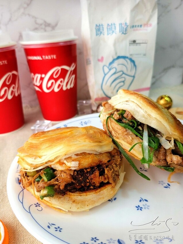 【大安捷運美食】饃饃噠心動肉夾饃-大安信義店 ➤ 大安站散步小吃,肉絲鮮嫩多汁搭配著濃郁醬汁,散發著誘人