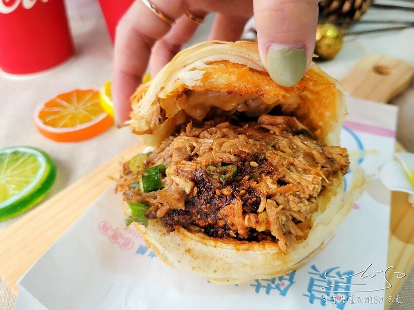 【大安捷運美食】饃饃噠心動肉夾饃-大安信義店 ➤ 大安站散步小吃,肉絲鮮嫩多汁搭配著濃郁醬汁,散發著誘人