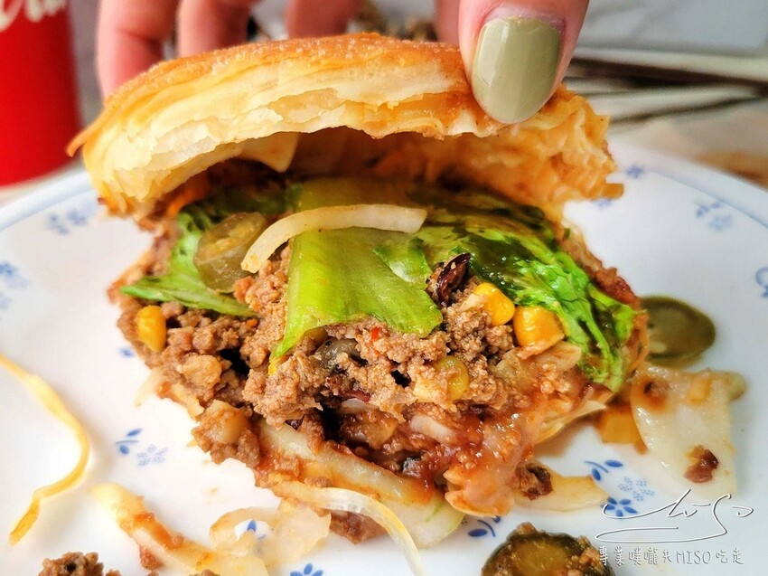 【大安捷運美食】饃饃噠心動肉夾饃-大安信義店 ➤ 大安站散步小吃,肉絲鮮嫩多汁搭配著濃郁醬汁,散發著誘人