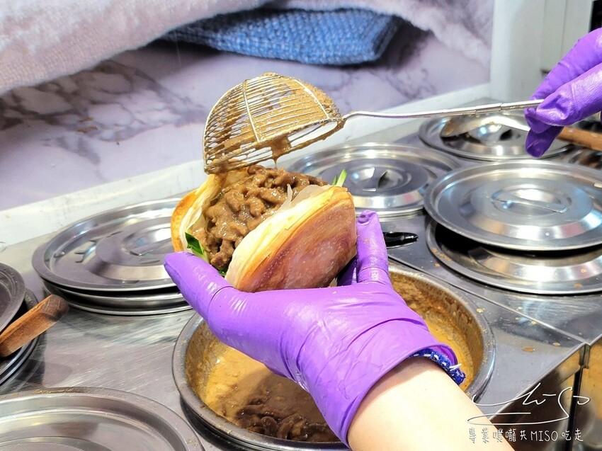 【大安捷運美食】饃饃噠心動肉夾饃-大安信義店 ➤ 大安站散步小吃,肉絲鮮嫩多汁搭配著濃郁醬汁,散發著誘人